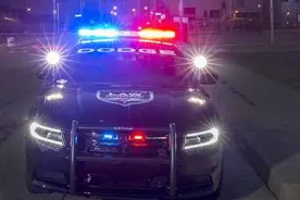 美国警车也更新换代，老福特被淘汰，肌肉大V8的“追击者”来了图片