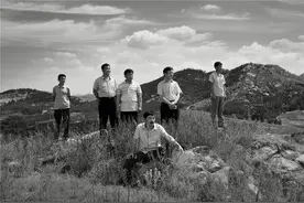 江南弃儿六十年后再见生母，紧握双手听不懂彼此的话图片