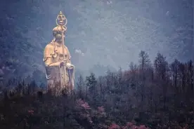 一个很大的地藏王菩萨像，耗费巨资打造，就坐落在我国图片