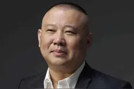 妻子为他变卖家产，曾被关橱窗48小时，郭德纲辛酸的前半生图片