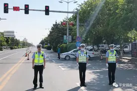暖心！考生路遇堵车，锡市交警一路护送图片