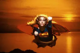 八十年代经典科幻片《女超人》，讲述了一个会飞的女孩的故事图片