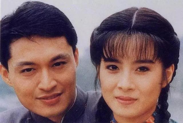 1992年,《绿水芳草》在海峡两岸播出,岳翎一炮而红.