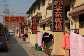 “住一晚30元，舒服有热水”：火车站拉客的大姐们这样说图片