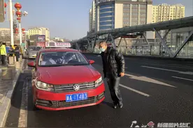 乌鲁木齐市：不影响正常交通 出租车司机临停公厕附近如厕不予处罚图片