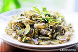 秋天的海瓜子最肥美，加一把金不换爆炒一盘，壳薄肉鲜恨不得舔盘图片