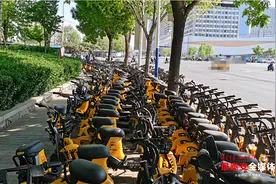 共享助力车挤满人行道影响通行 运营商：正在处理，将增加维护人员图片