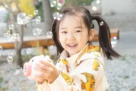 董璇女儿小酒窝专挑爸妈优点继承，穿印花连帽卫衣俏皮可爱，真甜图片