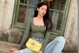 先是洞洞裤现在又来“挤奶装”，欧阳娜娜步入20岁越来越敢穿图片