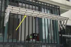 我家在3楼，阳台上装了这种晾衣架，物业看到后，让我立马拆掉图片