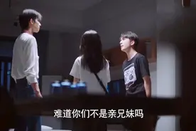 以家人之名：害怕被尖尖抛弃，凌霄受刺激乱发脾气，尖尖暖心抱他图片