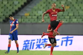 相同剧本连杀上海双雄！儒尼奥尔梅开二度，亚泰2比1逆转申花图片