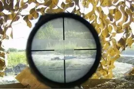 瞄准具在枪管上面还能打中目标，知道为什么吗？图片