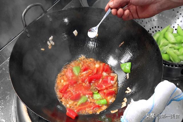 丝瓜作为夏季时令菜、和番茄绝配，维c含量高，简单一炒营养美味