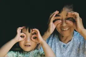 “只差49分就满分”的奶奶火了，正向鼓励对孩子来说多重要图片