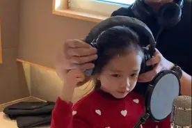 温兆伦小20岁娇妻晒女儿，父女相差50不违和，还欲女儿出道？图片