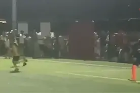 大爷大妈砸锁抢占小学生足球场跳舞，球赛被迫中断图片