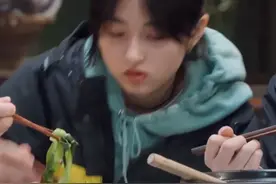 《向往5》饭菜难吃！陈赫李诞刚吃就饱，张子枫吃青菜试图补救图片