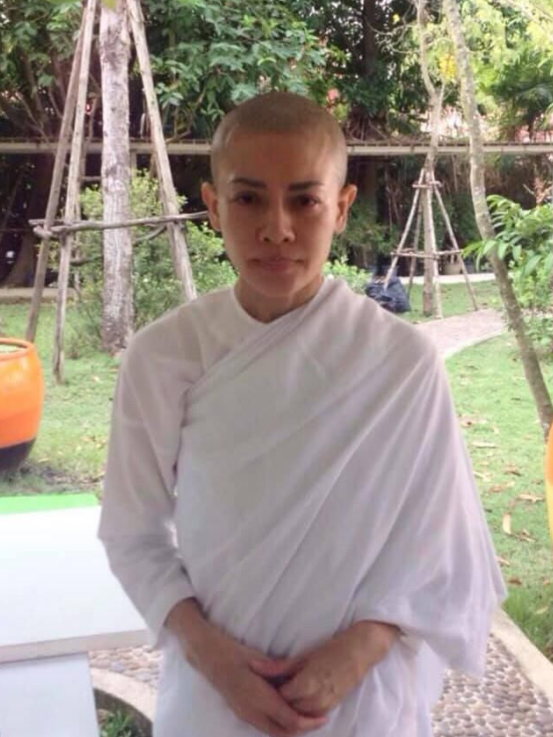 泰国最美王妃：婆婆不给王冠她戴发卡更惊艳，当嫂子还得跪小姑子