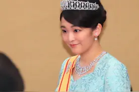 真子公主：婚前戴王冠穿12单，婚礼却草草了事，只戴一条珍珠项链图片