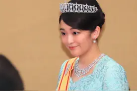 真子公主：婚前戴王冠穿12单，婚礼却草草了事，只戴一条珍珠项链图片