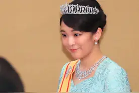 真子公主：婚前戴王冠穿12单，婚礼却草草了事，只戴一条珍珠项链图片