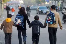 家长接孩子放学时的4种行为，容易让老师厌恶，父母要尽量避免图片