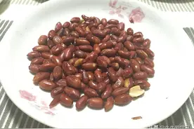 简单的一餐，油炸花生配冰啤酒，消暑又清爽图片