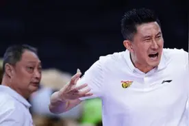 杜锋怒骂青年队球霸1打5！再这么下去，阿联真打不上球了图片