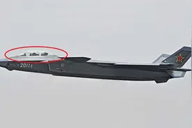 歼20双座型首次曝光！空战预警两不误，引领隐身战机新潮流图片