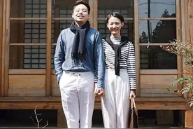 小夫妻每天拍一张合影，表情动作都不变，却引网友围观图片