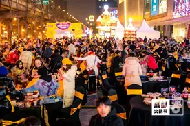 比海底捞起步早上市晚，做火锅底料的这对夫妇，如今身家345亿图片