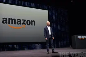 中国女孩被父母抛弃，却被世界首富收养，或成百亿富豪图片