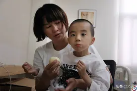女子怀孕7个月摔跤导致早产，孩子出生仅1.35斤，数次手术求活命图片