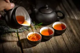 饮茶时，茶叶的第一泡水脏吗？有必要倒掉吗？图片