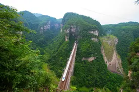 列车驶过暴雨中的宜万铁路图片