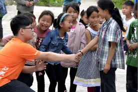 “变味儿”的大学生支教，不再被欢迎，反遭村长嫌弃：少来添麻烦图片