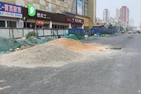 郑州一路段修了一年多还没完工，居民开车回家都要绕路走图片
