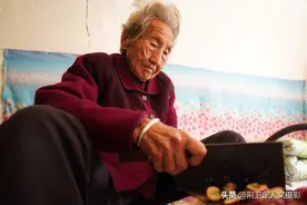 109岁老奶奶“返老还童”，能干家务，有2个爱好离不了图片