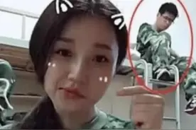 军训时，女大学生宿舍玩自拍，网友意外看到上铺的兄弟，不淡定了图片