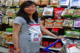 “推一下能有啥事？”熊孩子玩手推车撞倒孕妇，家长护娃这样回应图片