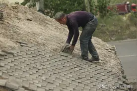 为了家乡的环境美，我们一家三口开铲车上房揭瓦，看看啥情况图片