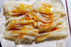 一勺米浆大火蒸成薄粉皮，淋上味极鲜和花生油，1人能吃2盘图片