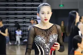 体操女神张豆豆纯白衬衫太撩人，24岁仍单身自律让她美出新高度图片