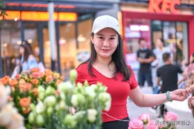 夜市美女摊主 看看哪位更美图片