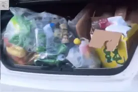 老母亲在小区捡废品，儿子开玛莎拉蒂陪伴在旁帮老人装废品！网友：这样的孝心让人佩服图片