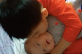 哥哥喜欢亲近妹妹，妹妹却总莫名哭闹，妈妈掀开妹妹衣服泪流满面图片