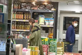 郑秀文许志安罕见同框，一起逛超市走两边，细节暴露两人家庭地位图片