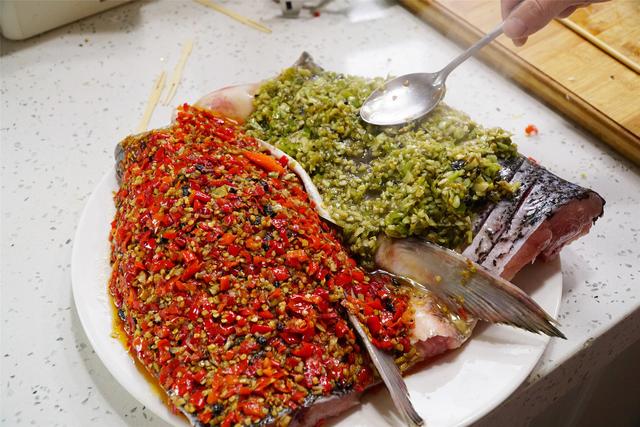 给年夜饭加道“剁椒鱼头”，学会3个窍门，鲜香不腥，不用去饭店