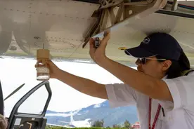 美国女飞行员载防疫物资坠机：起飞2分后求救，葬身12米湖底图片